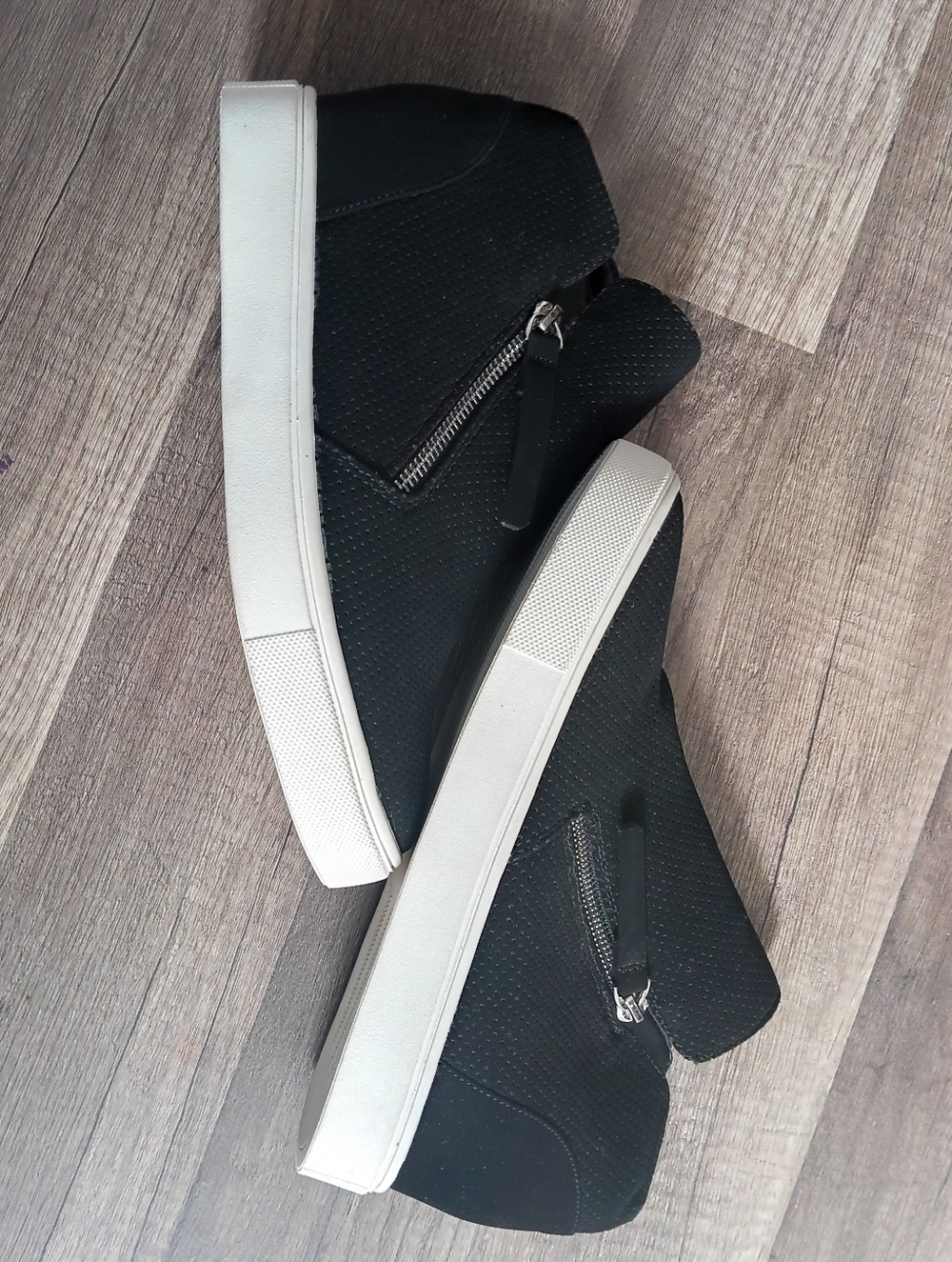 Womans Black High-Top Casual Sneakers with White Sole In Size 7